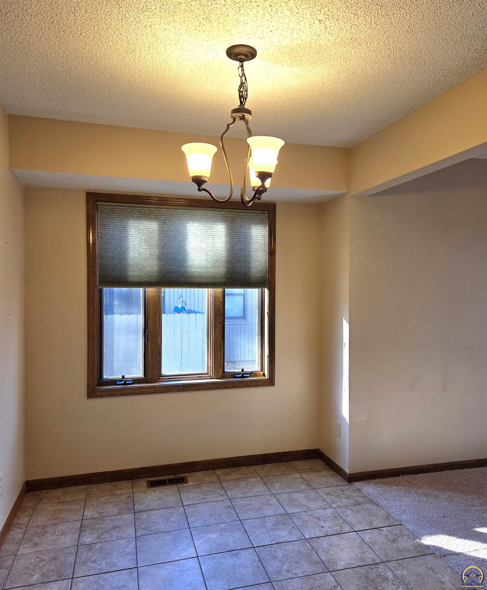 5542 Southwest Stonegate Court Topeka, KS 66606 - Photo 8 of 19