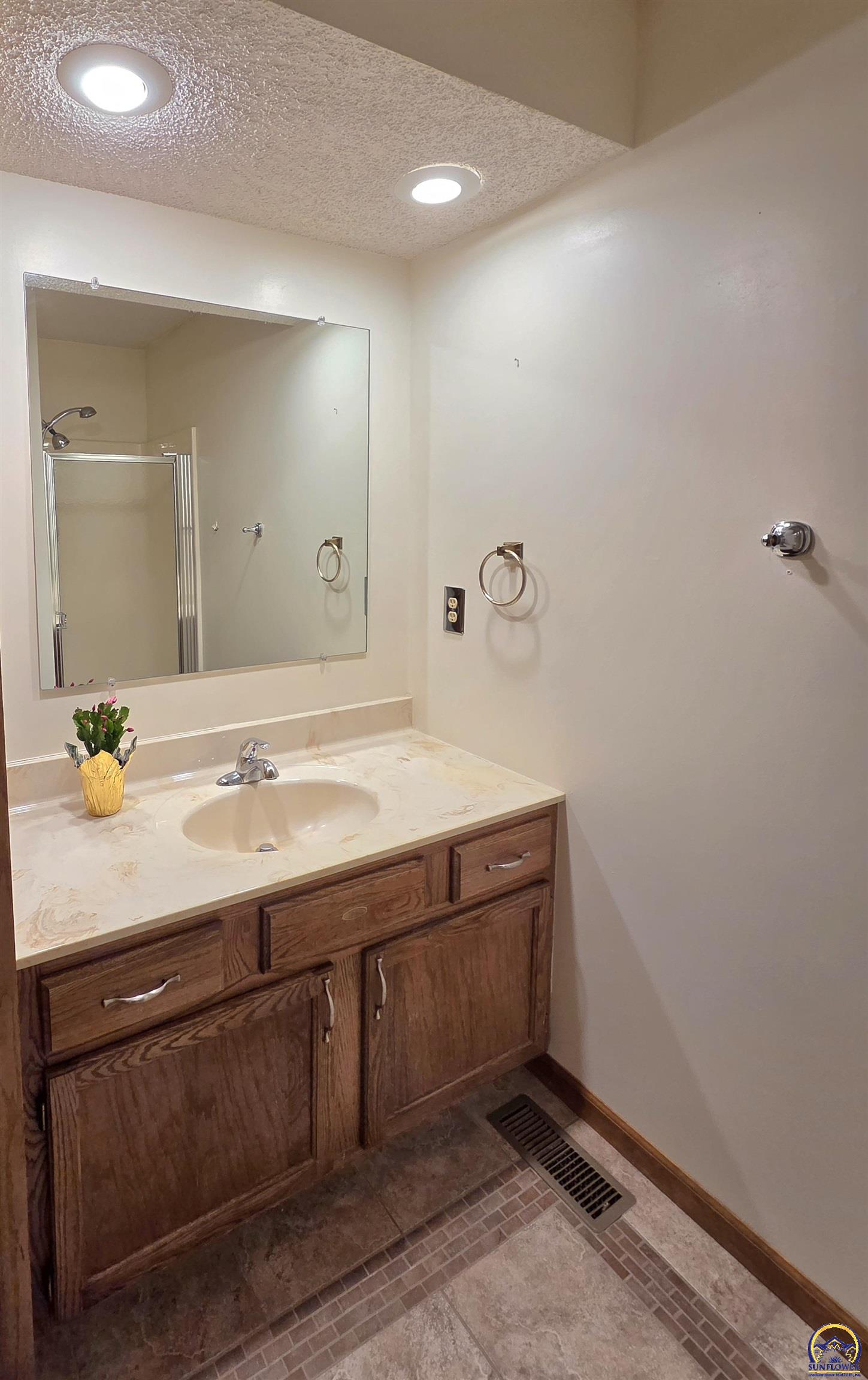 5542 Southwest Stonegate Court Topeka, KS 66606 - Photo 10 of 19