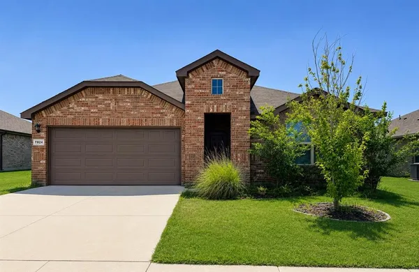 $2,450 | 7924 Oaktown Drive, Fort Worth, TX 76131