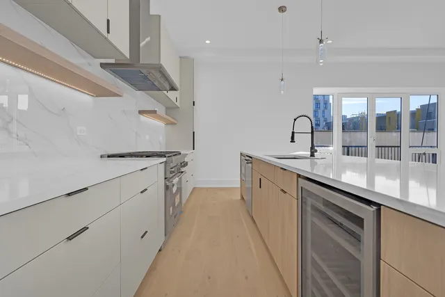 $1,100,000 | 501 West Elm Street, Unit 3, Chicago, IL 60610