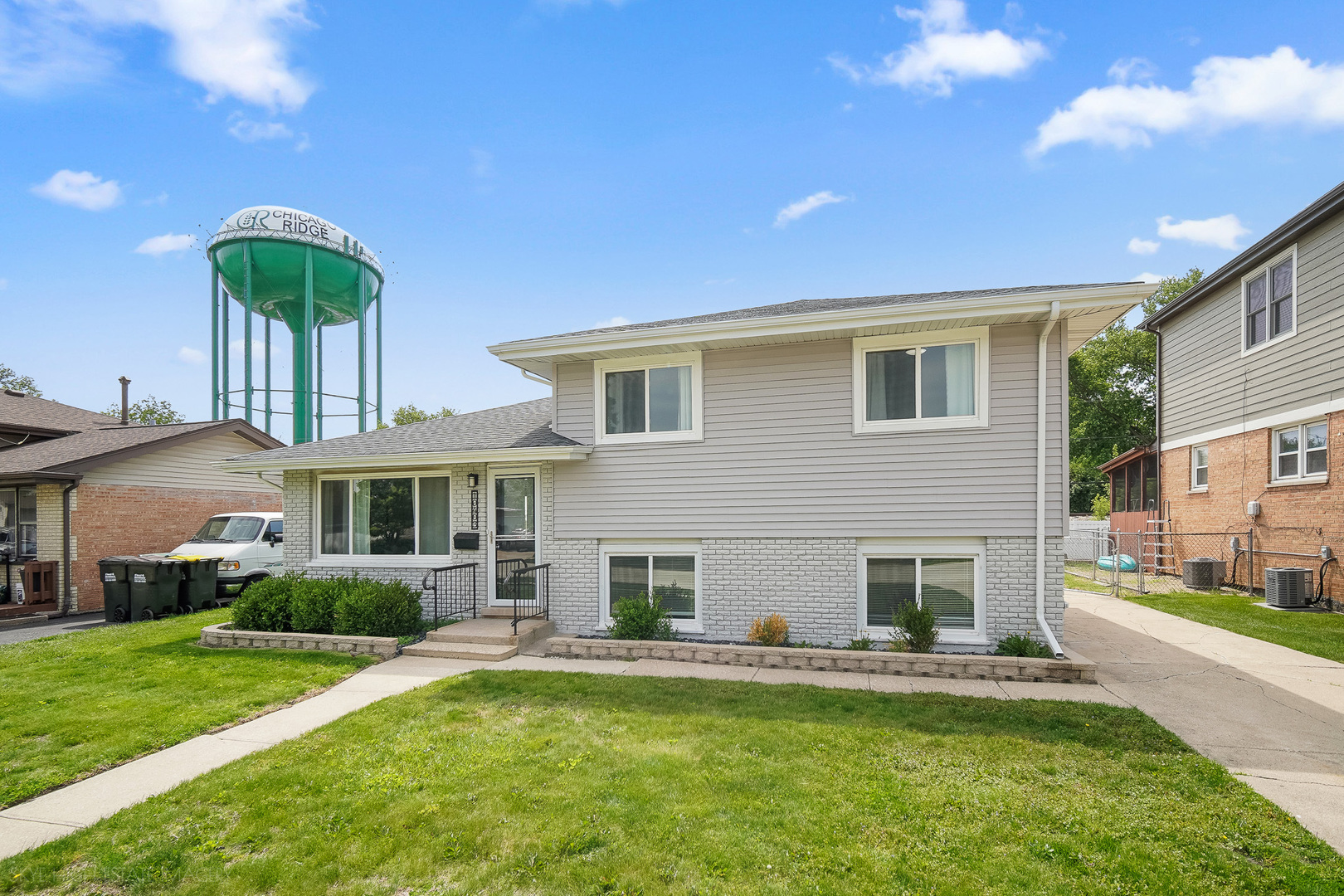 10403 Barnard Drive Chicago Ridge, IL 60415 - Photo 2 of 21
