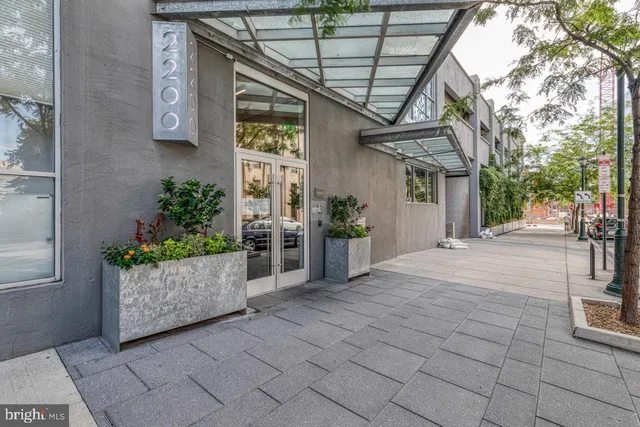 a view of entryway with a flower pot
