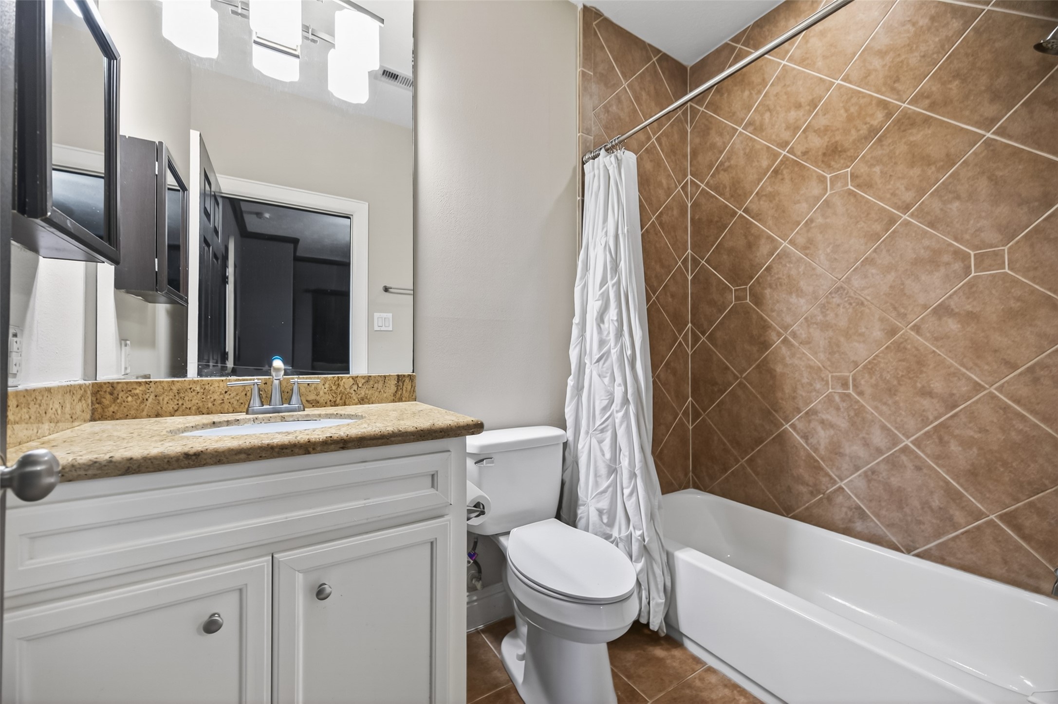 2611 Riverside Drive, Unit C Houston, TX 77004 - Photo 40 of 50 First floor en suite bathroom