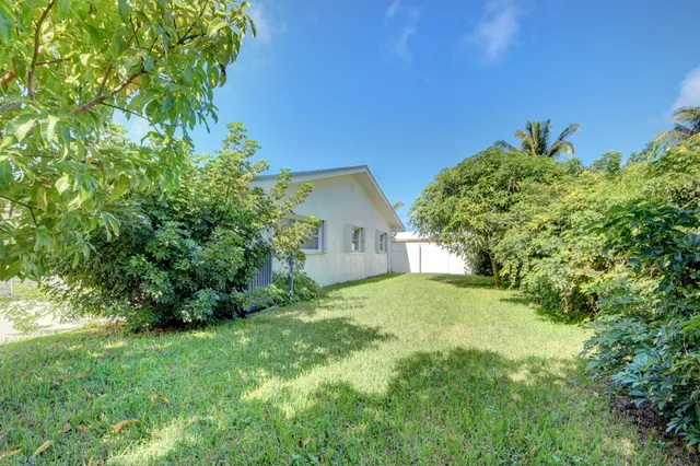 a view of a house with a yard and garage