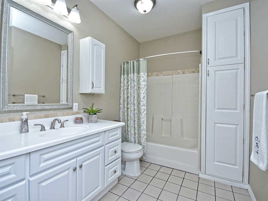 600 Grand Prairie Circle Dripping Springs, TX 78620 - Photo 16 of 29 Large secondary bathroom