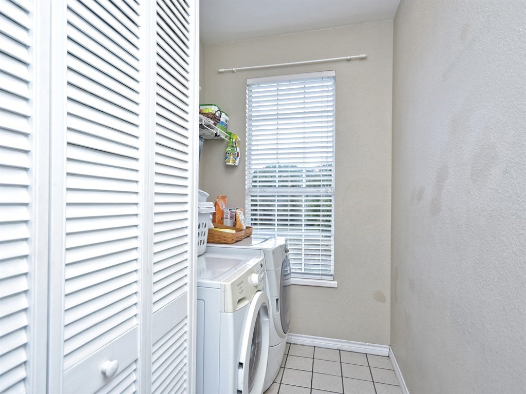 600 Grand Prairie Circle Dripping Springs, TX 78620 - Photo 23 of 29 Laundry room
