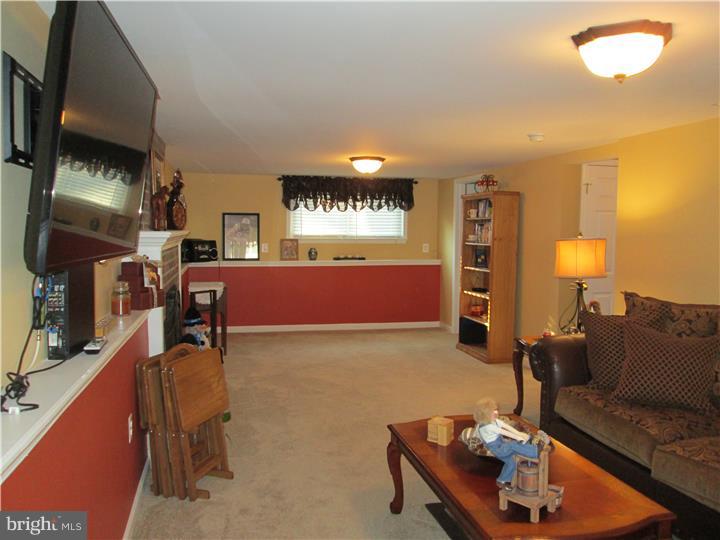 38 Linden Road Burlington, NJ 08016 - Photo 11 of 23 Family Room