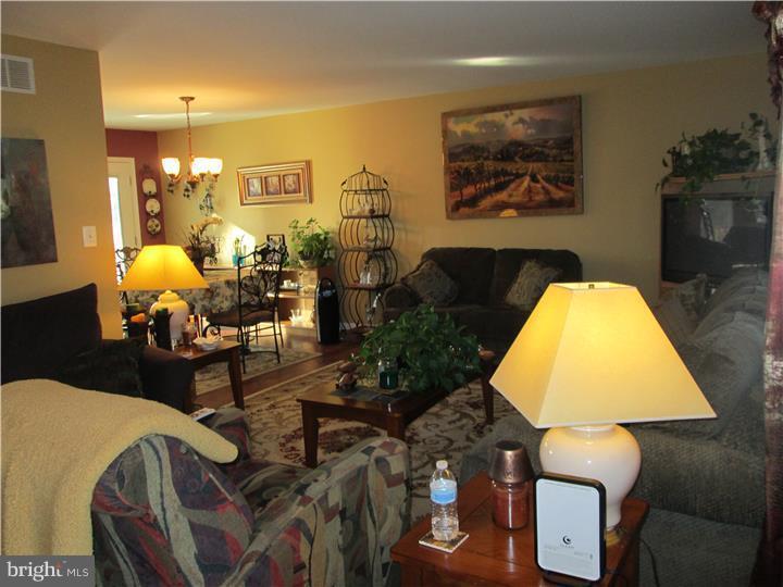 38 Linden Road Burlington, NJ 08016 - Photo 3 of 23 Living Room