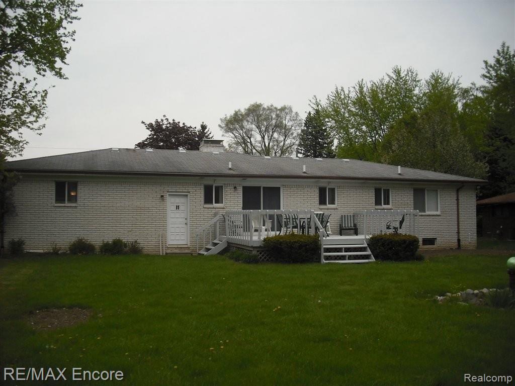 899 Francis Street Rochester, MI 48307 - Photo 12 of 13 Large Backyard