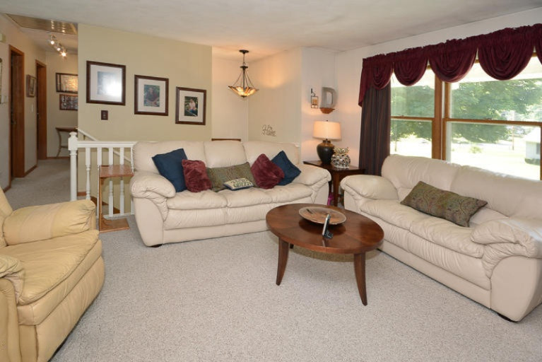 604 Lakeview Road Paw Paw, MI 49079 - Photo 3 of 21 Living Room