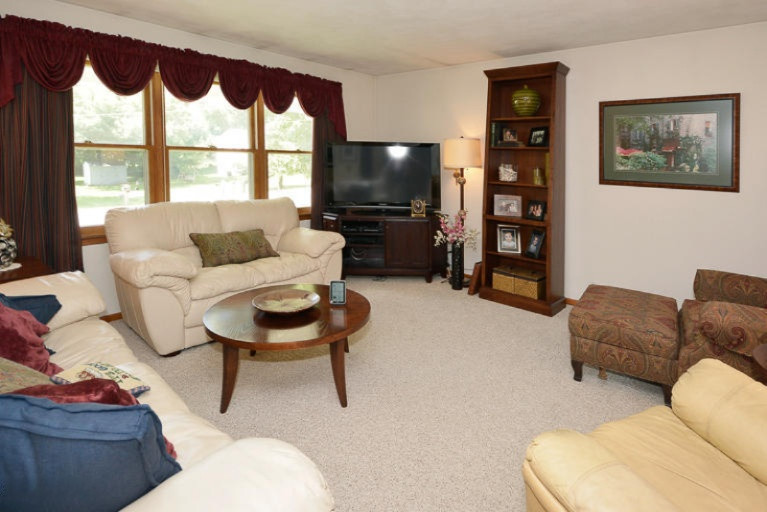 604 Lakeview Road Paw Paw, MI 49079 - Photo 4 of 21 Living Room