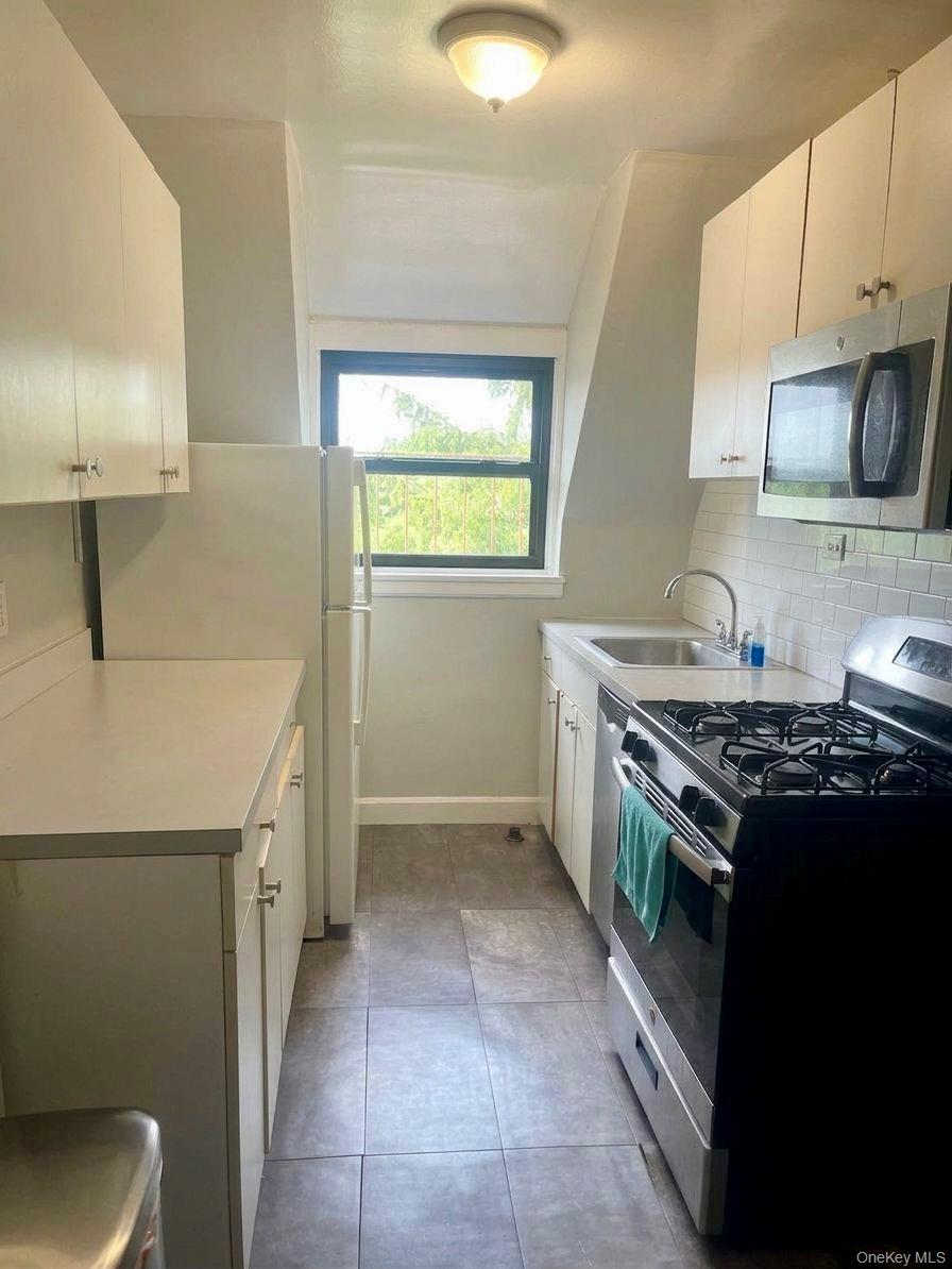 64 Kensington Road, Unit 3C Bronxville, NY 10708 - Photo 4 of 11 Kitchen w/Dining Area