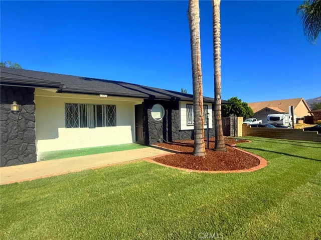 a view of outdoor space yard and porch