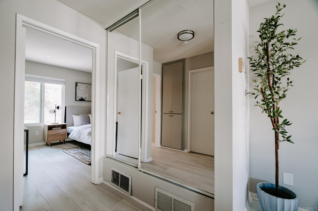 13754 Mango Drive, Unit 218 Del Mar, CA 92014 - Photo 15 of 31 a living room with furniture and a potted plant