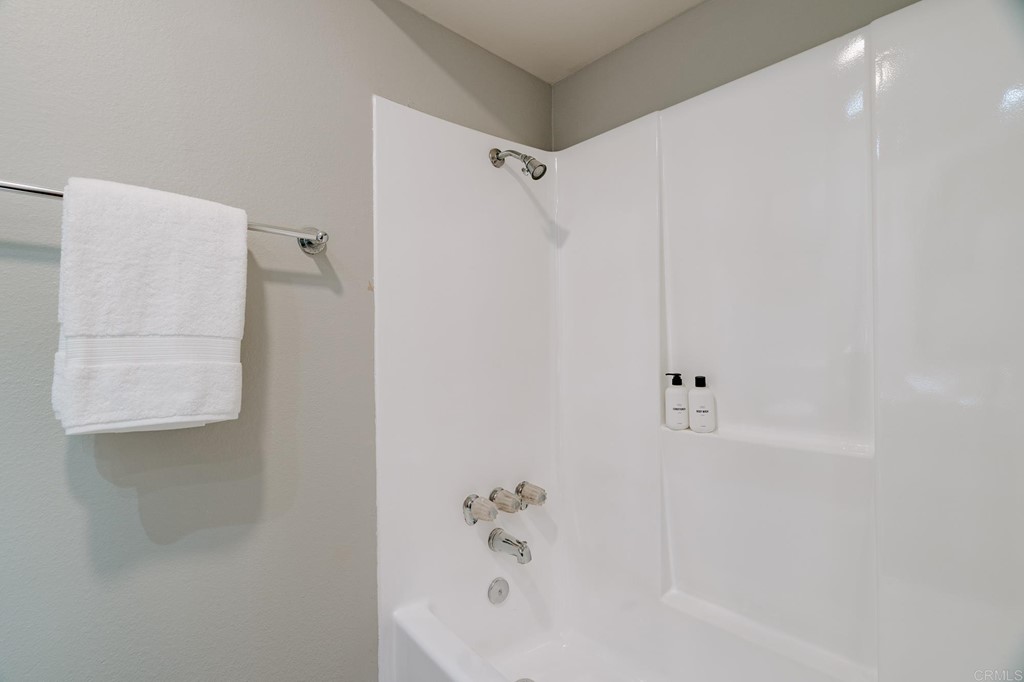 13754 Mango Drive, Unit 218 Del Mar, CA 92014 - Photo 16 of 31 a bathroom with a bathtub