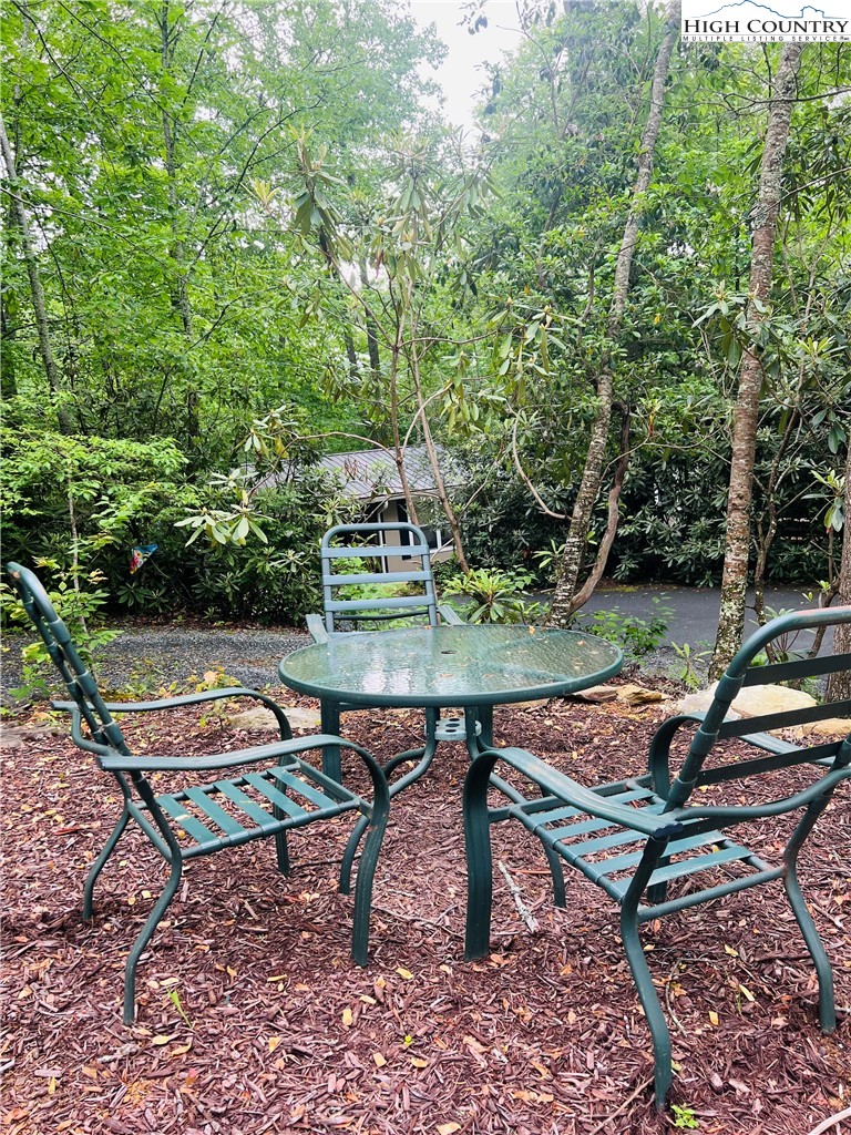 85 Jack Pine Loop Newland, NC 28657 - Photo 17 of 29 a backyard of a house with table and chairs