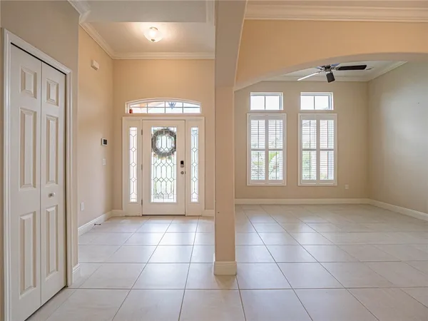 a view of an entryway with a livingroom