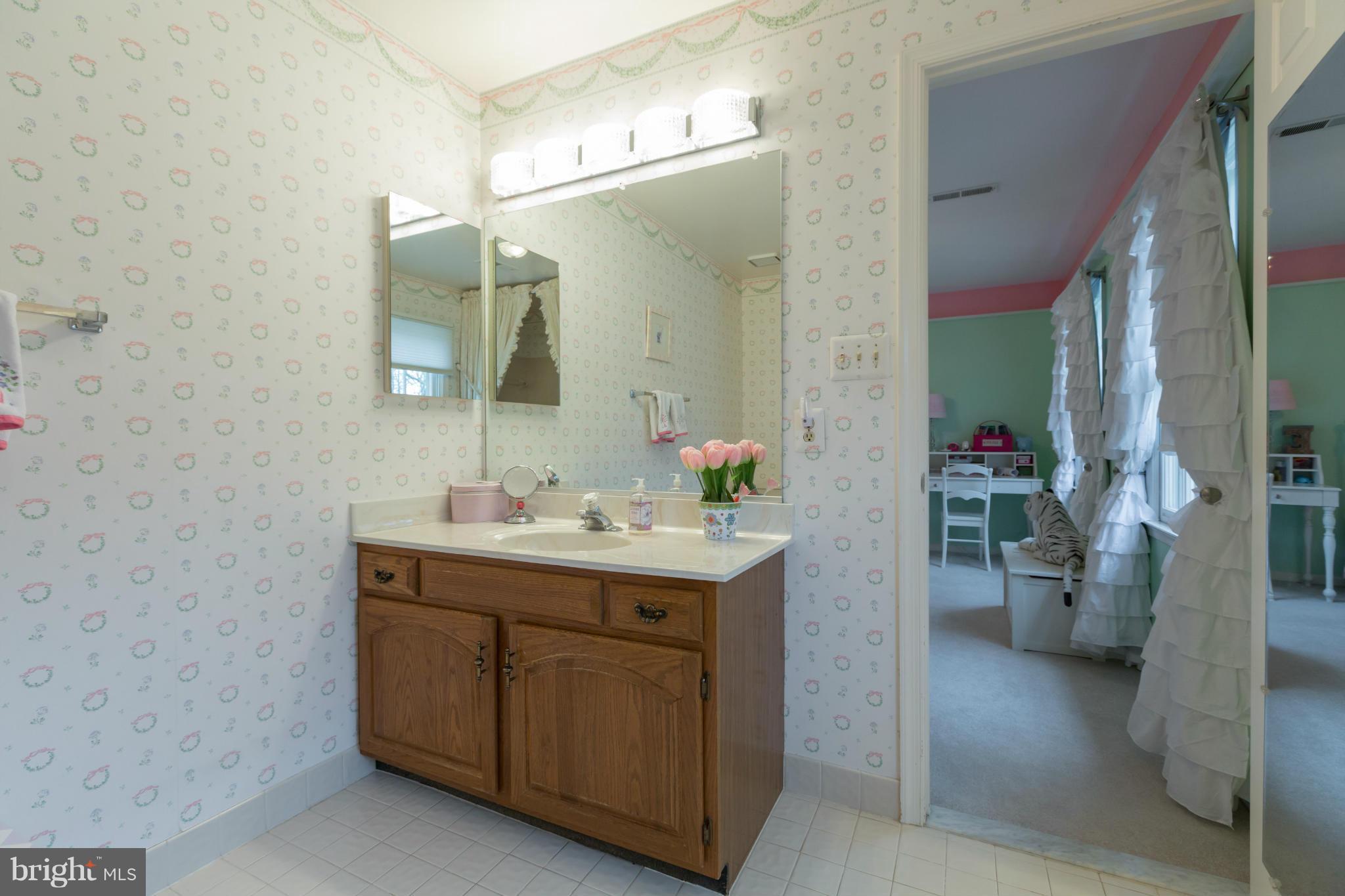 805 Ridge Drive McLean, VA 22101 - Photo 24 of 30 En-Suite Bath