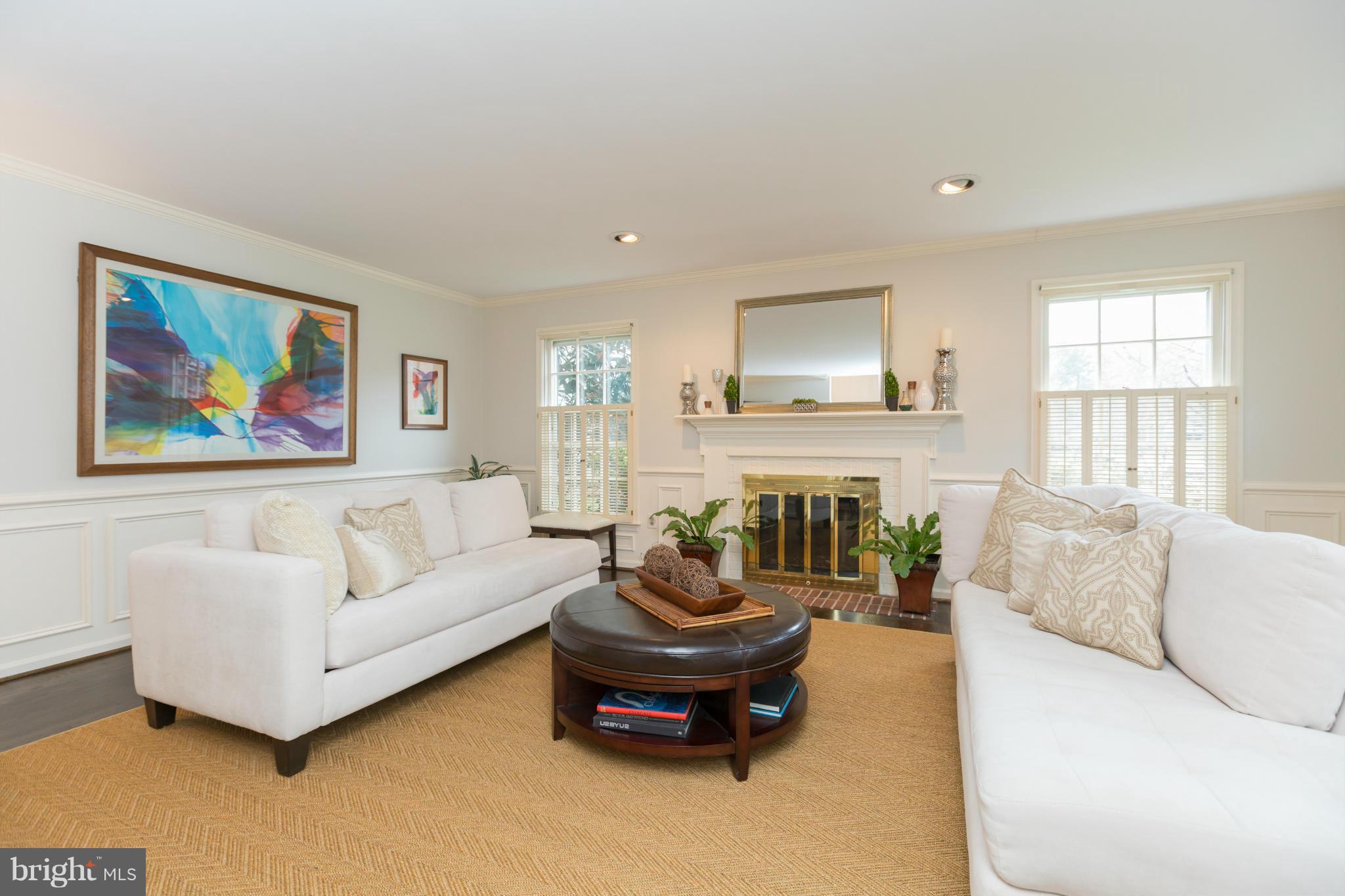 805 Ridge Drive McLean, VA 22101 - Photo 4 of 30 Living Room