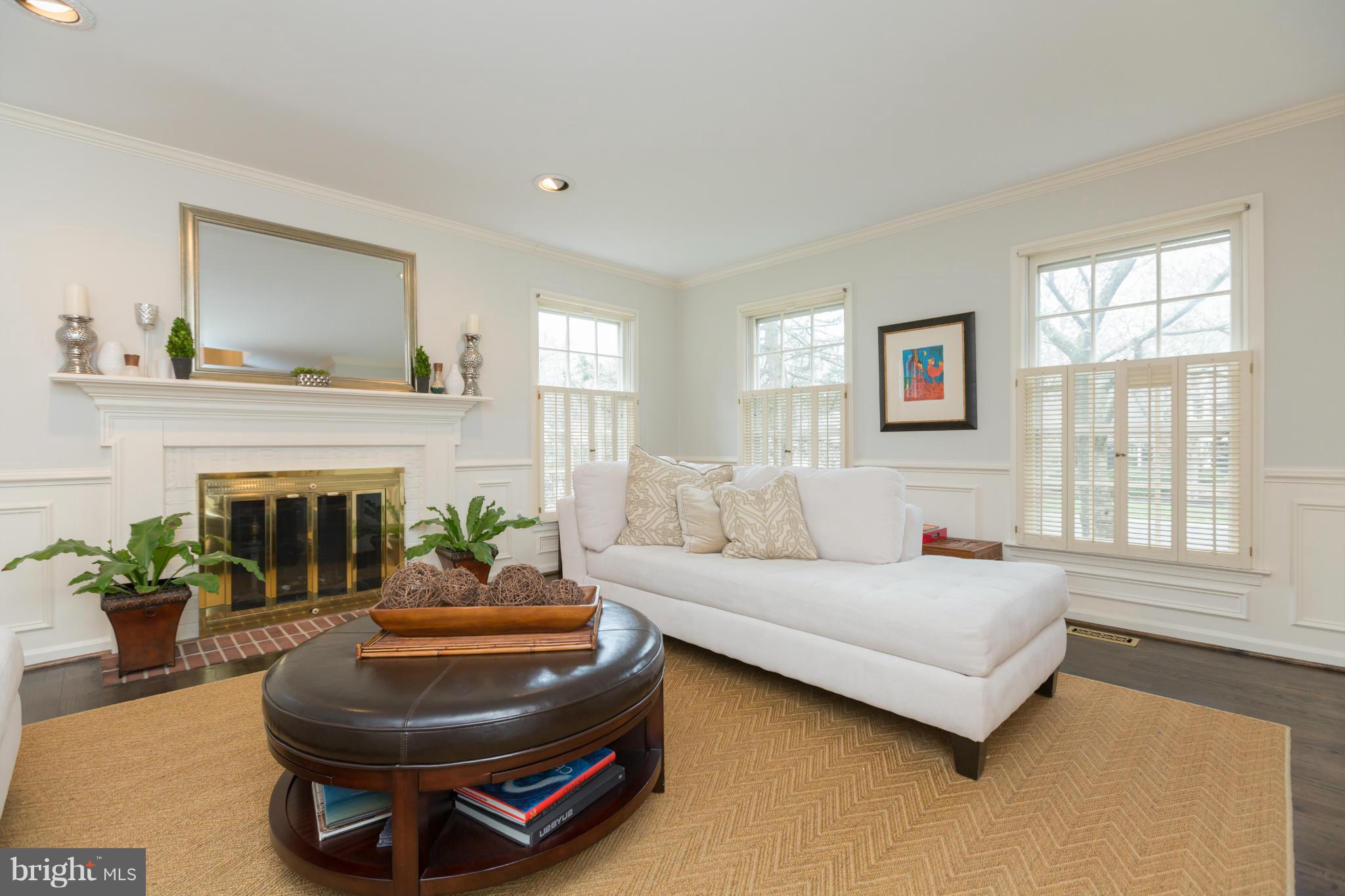 805 Ridge Drive McLean, VA 22101 - Photo 5 of 30 Living Room