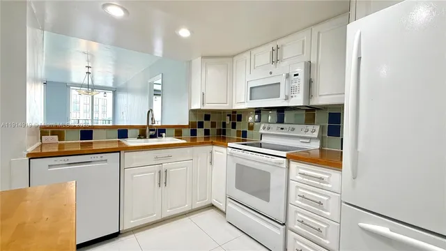 $2,650 | 555 Northeast 15th Street, Unit 31D, Miami, FL 33132