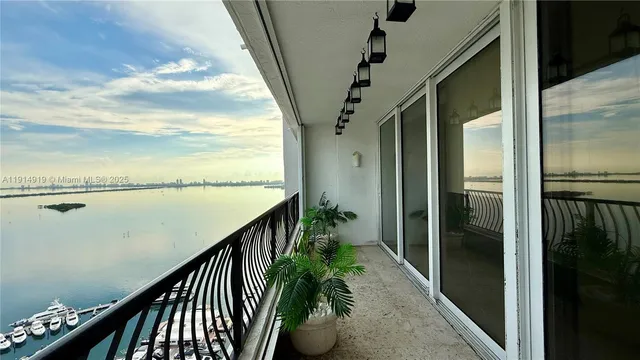 $2,650 | 555 Northeast 15th Street, Unit 31D, Miami, FL 33132