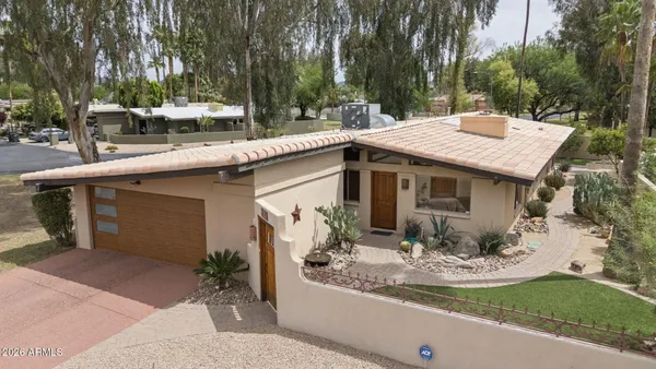 a view of a house with backyard and sitting area
