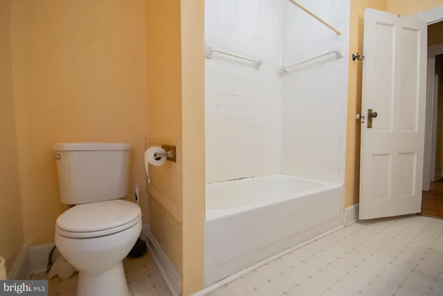 a view of a livingroom with washer and dryer