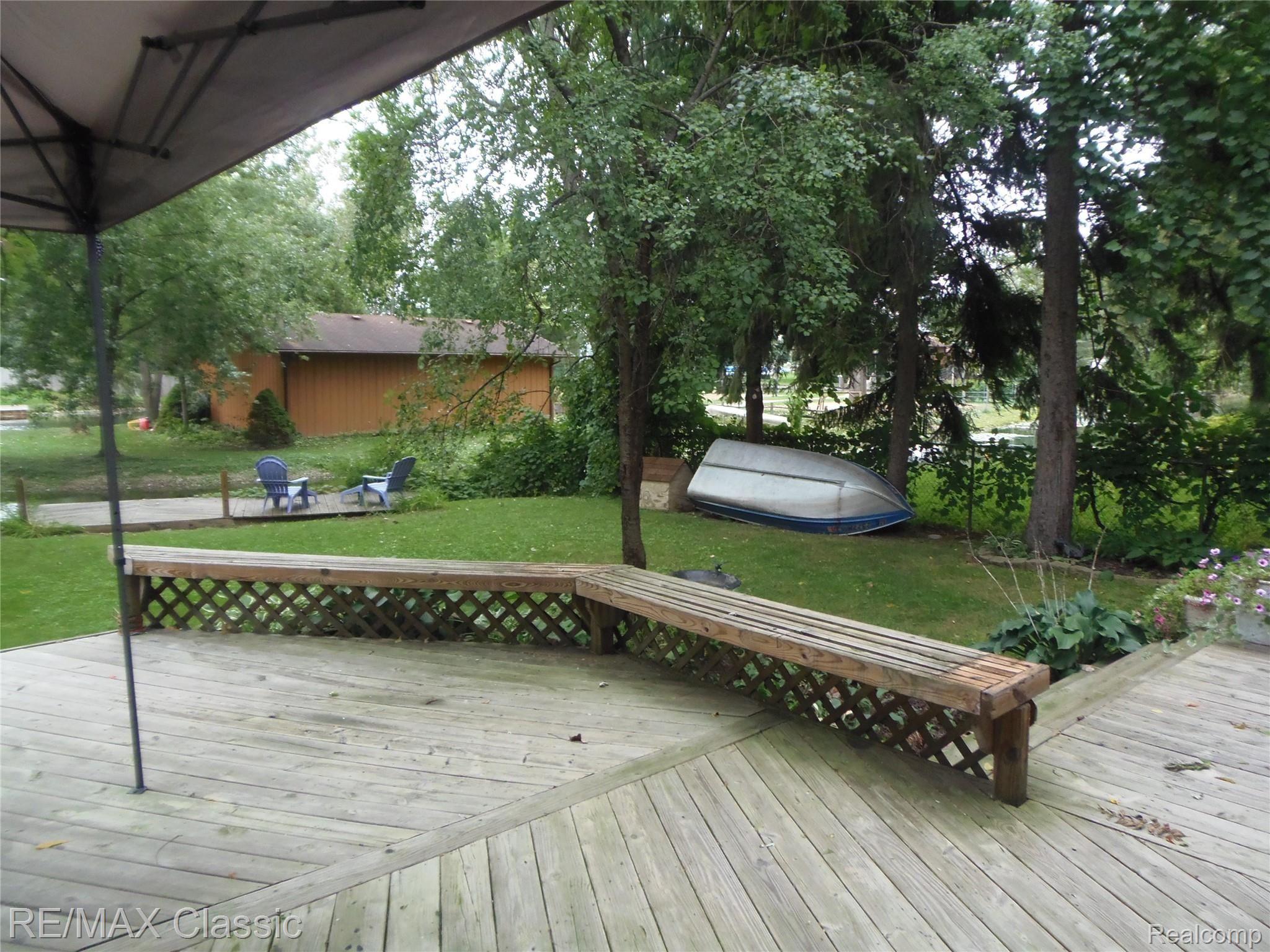 5111 Reymont Road Waterford, MI 48327 - Photo 8 of 47 Deck features built in seating area.JPG