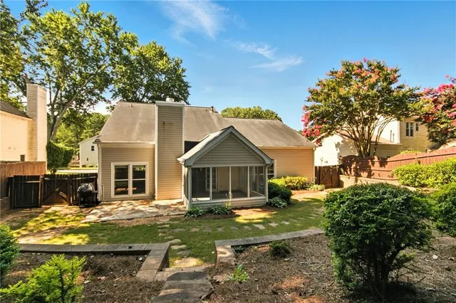 a view of back yard of the house