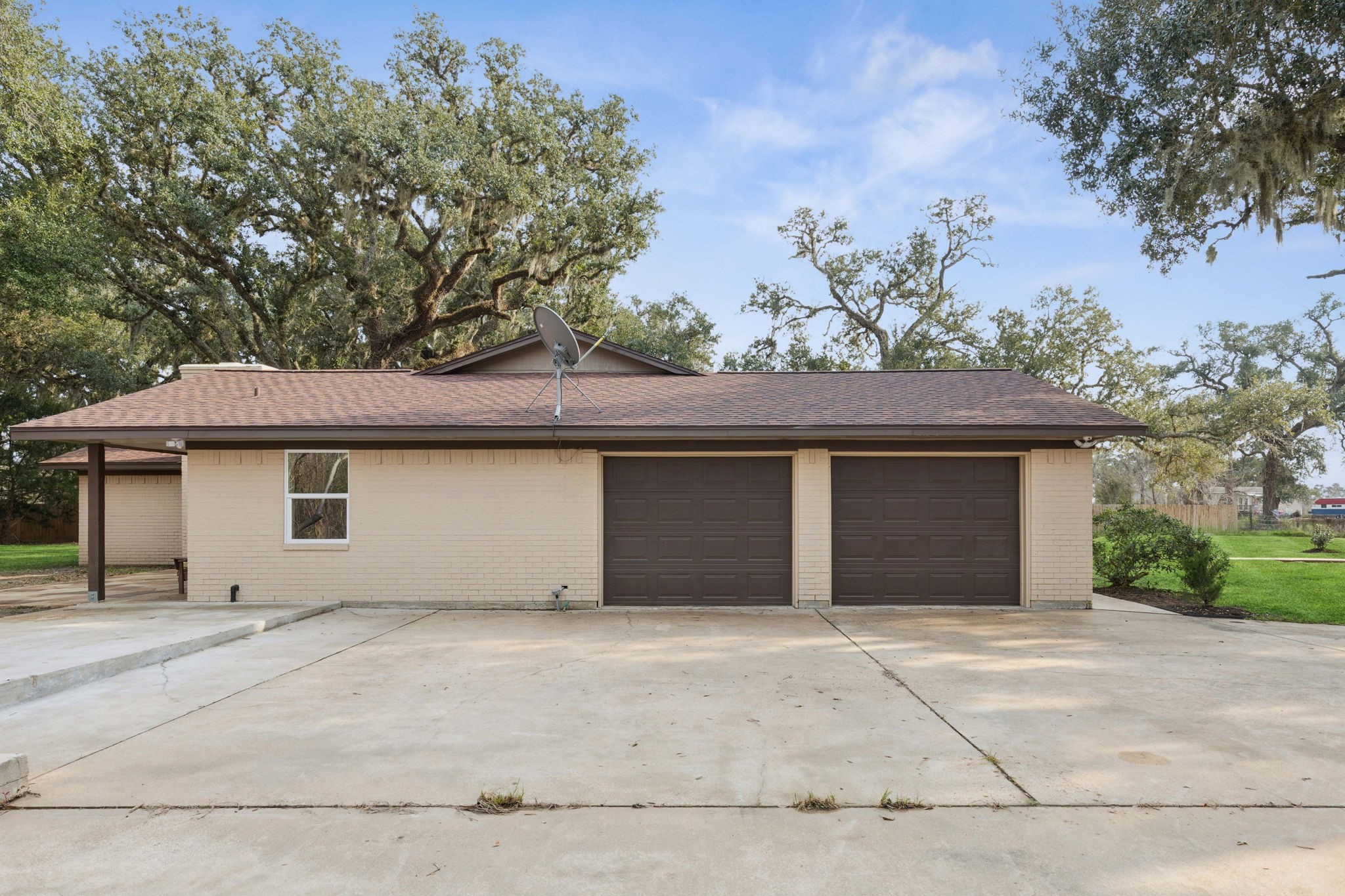 185 Hunters Lane Sweeny, TX 77480 - Photo 16 of 22 front view of a house