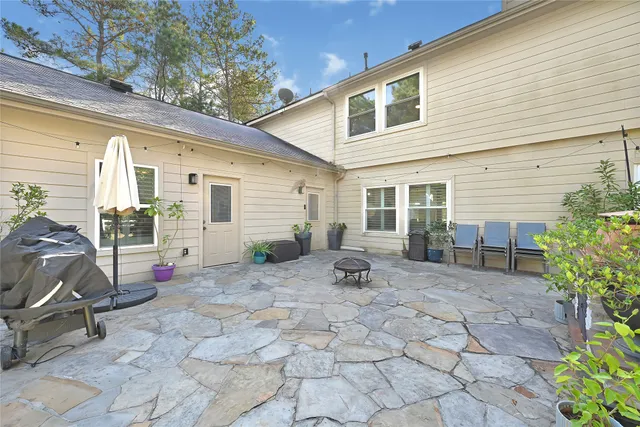 a view of a house with backyard
