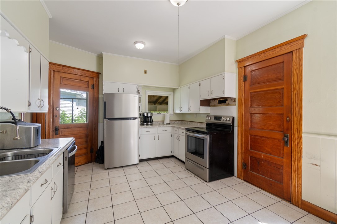 1960 Ridge Road Ontario, NY 14519 - Photo 20 of 43 ALL APPLIANCES STAY!