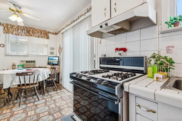 $599,999 | 189 Surrey Commons, Lynbrook, NY 11563