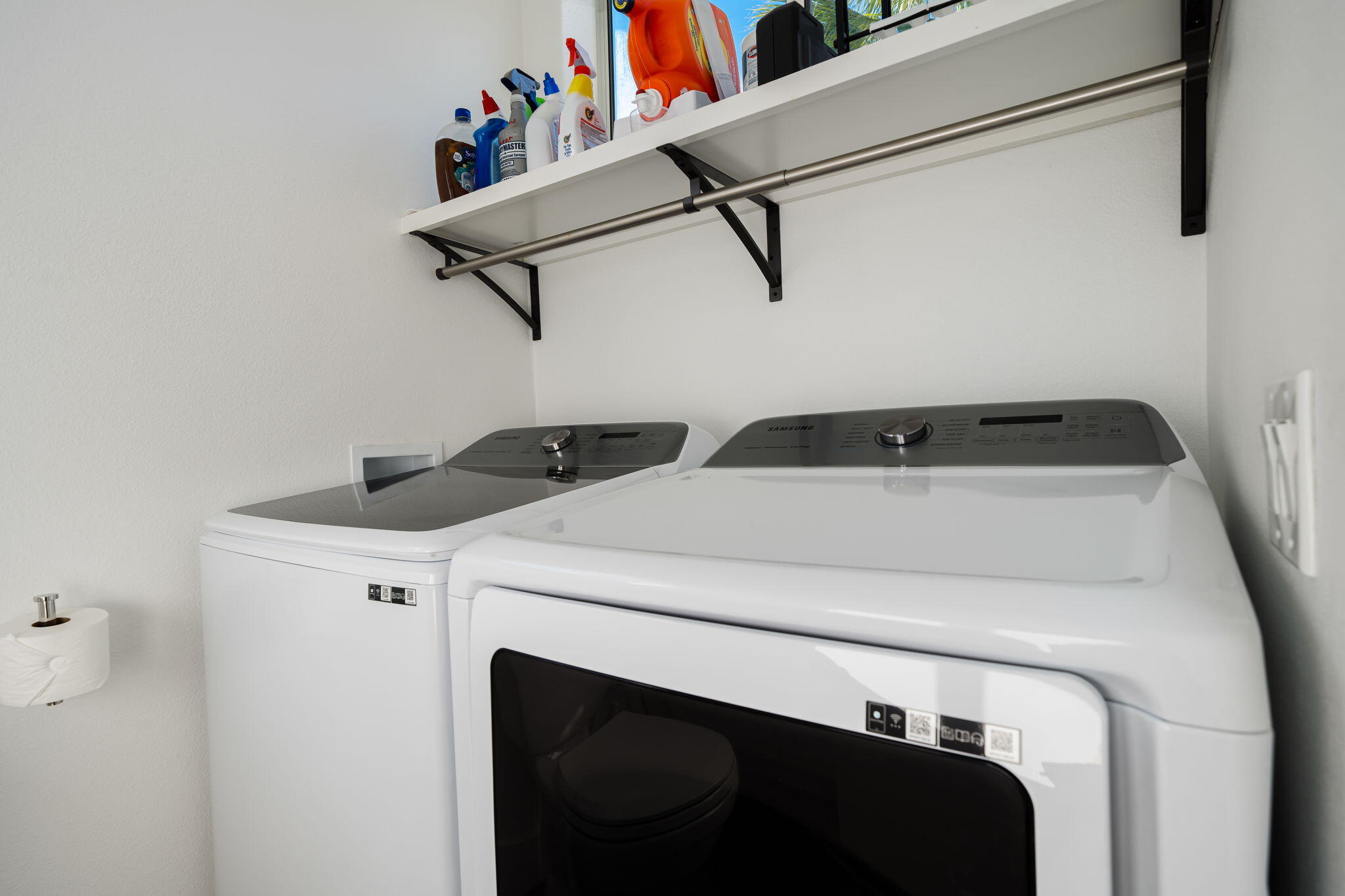 275 Loch Lomond Road Rancho Mirage, CA 92270 - Photo 25 of 29 a utility room with dryer and washer