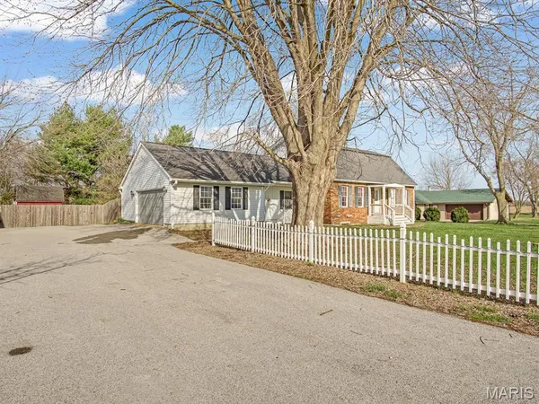 $300,000 | 9 Parklane Drive West, Troy, IL 62294