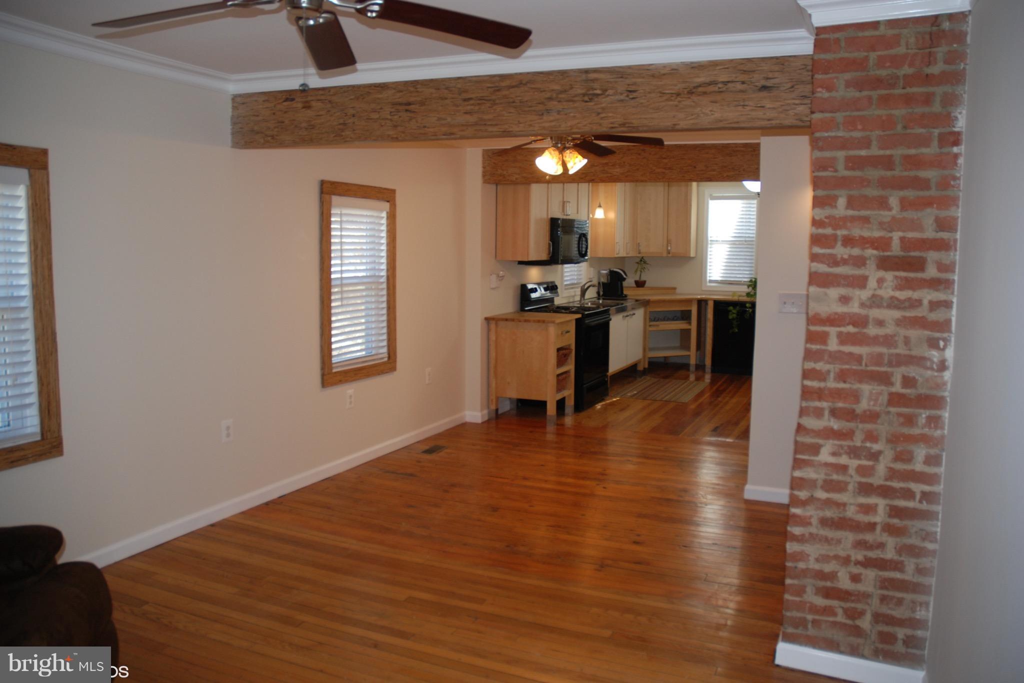 18709 Brooke Road Sandy Spring, MD 20860 - Photo 8 of 27 Living Room