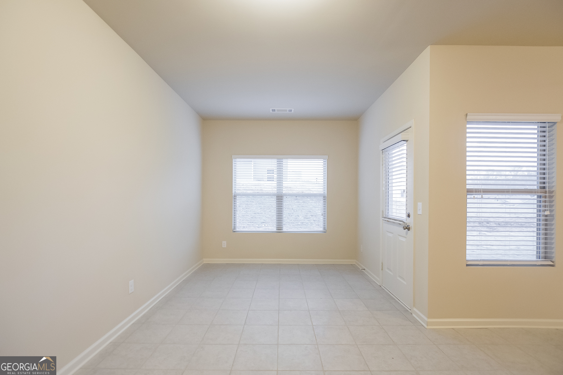 16 Sycamore Street Cartersville, GA 30120 - Photo 5 of 15 an empty room with a window
