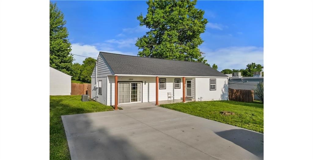 1227 North Jesse James Road Excelsior Springs, MO 64024 - Photo 4 of 34