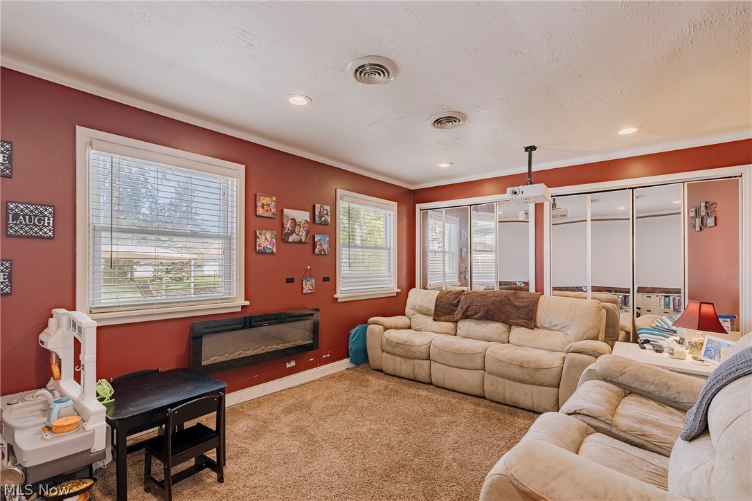 5363 Summit Road Cleveland, OH 44124 - Photo 11 of 25 Living Room/Bedroom