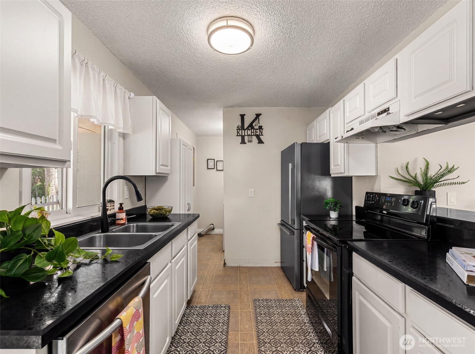 593 Rolfs Place East Wenatchee, WA 98802 - Photo 2 of 40