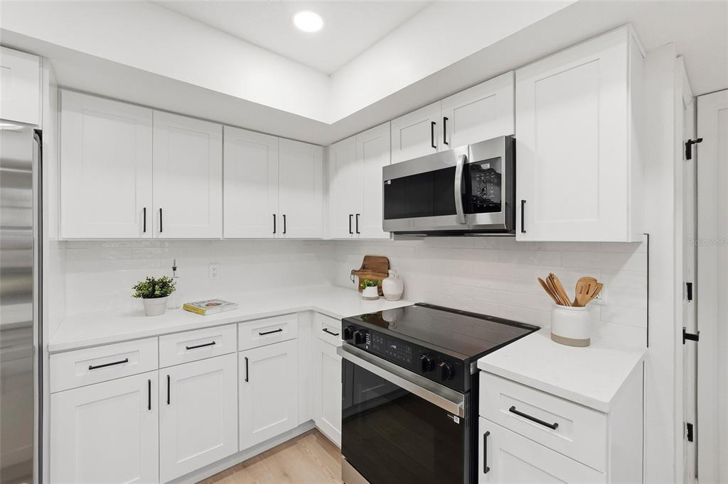 404 Bryan Oak Avenue Brandon, FL 33511 - Photo 13 of 43 a kitchen with a sink stove and microwave