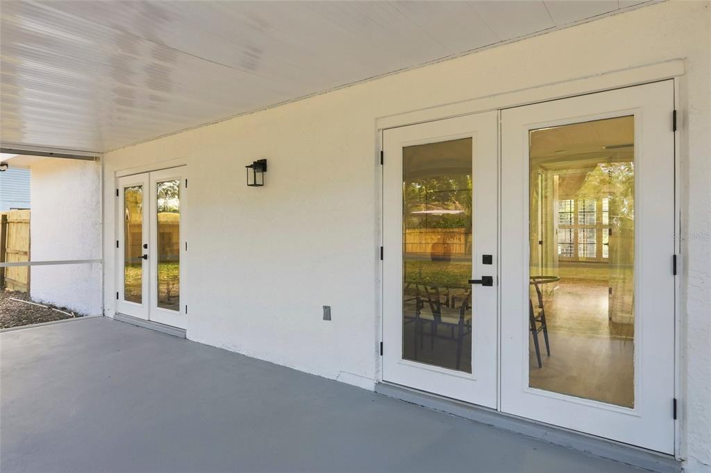 404 Bryan Oak Avenue Brandon, FL 33511 - Photo 31 of 43 an empty room that has a wooden door and mirror