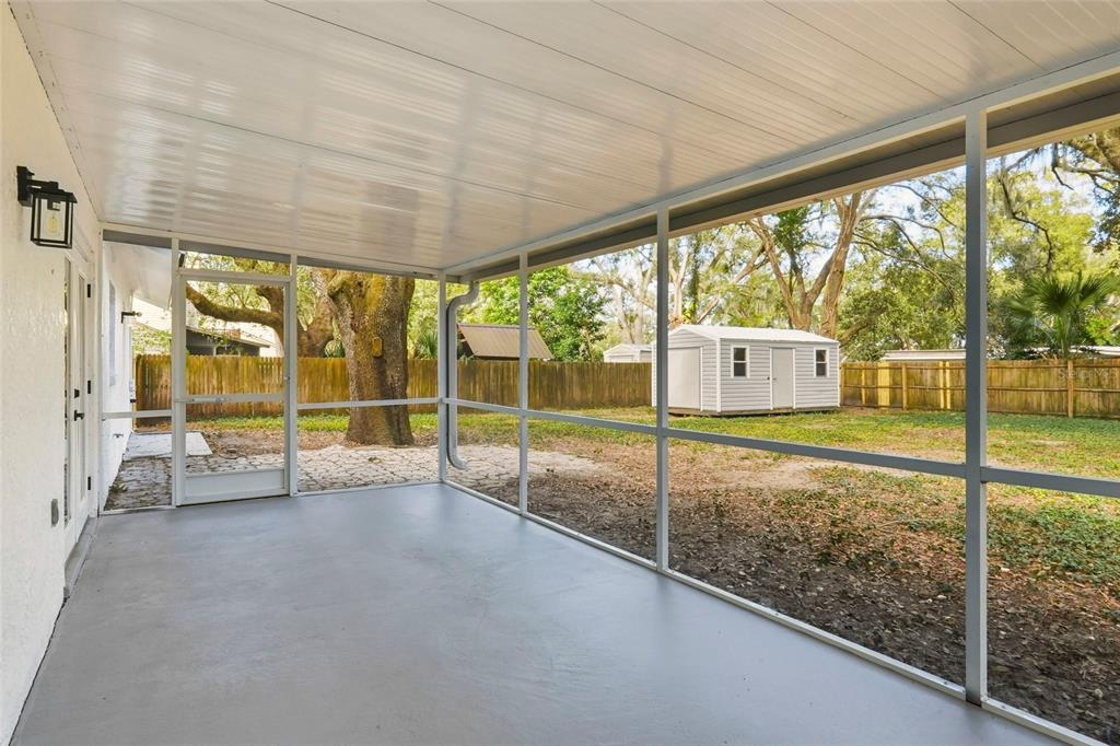 404 Bryan Oak Avenue Brandon, FL 33511 - Photo 32 of 43 a view of empty room with sliding glass door