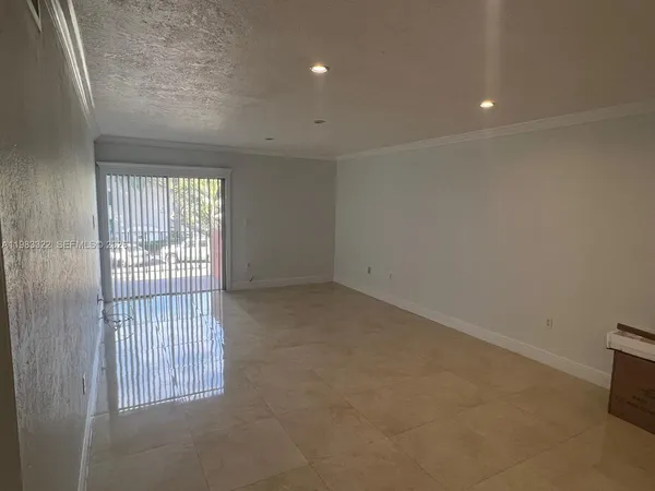 $2,300 | 1900 West 54th Street, Unit 119, Hialeah, FL 33012