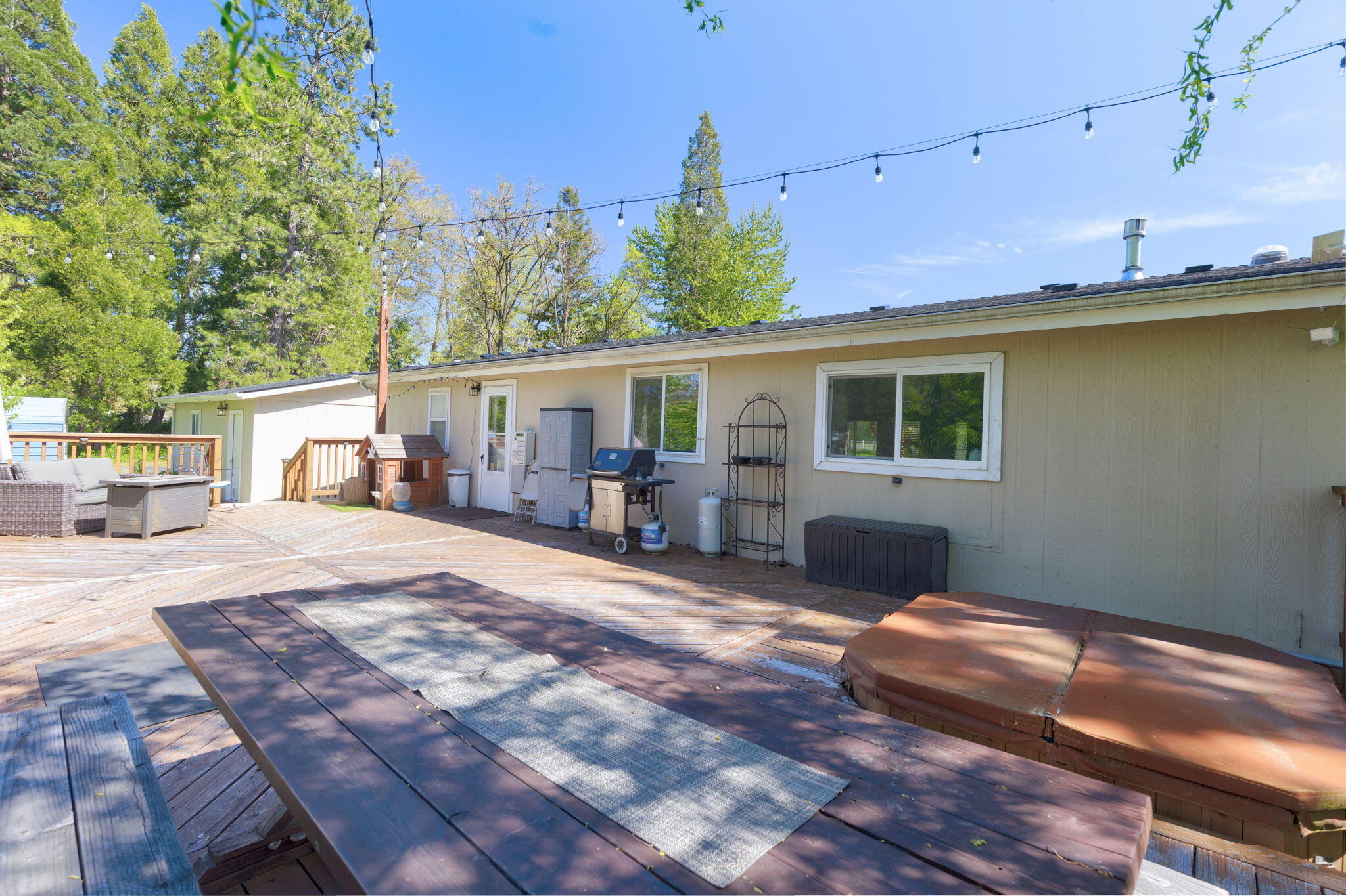 3798 Leonard Road Grants Pass, OR 97527 - Photo 28 of 62 a view of a house with backyard and sitting area