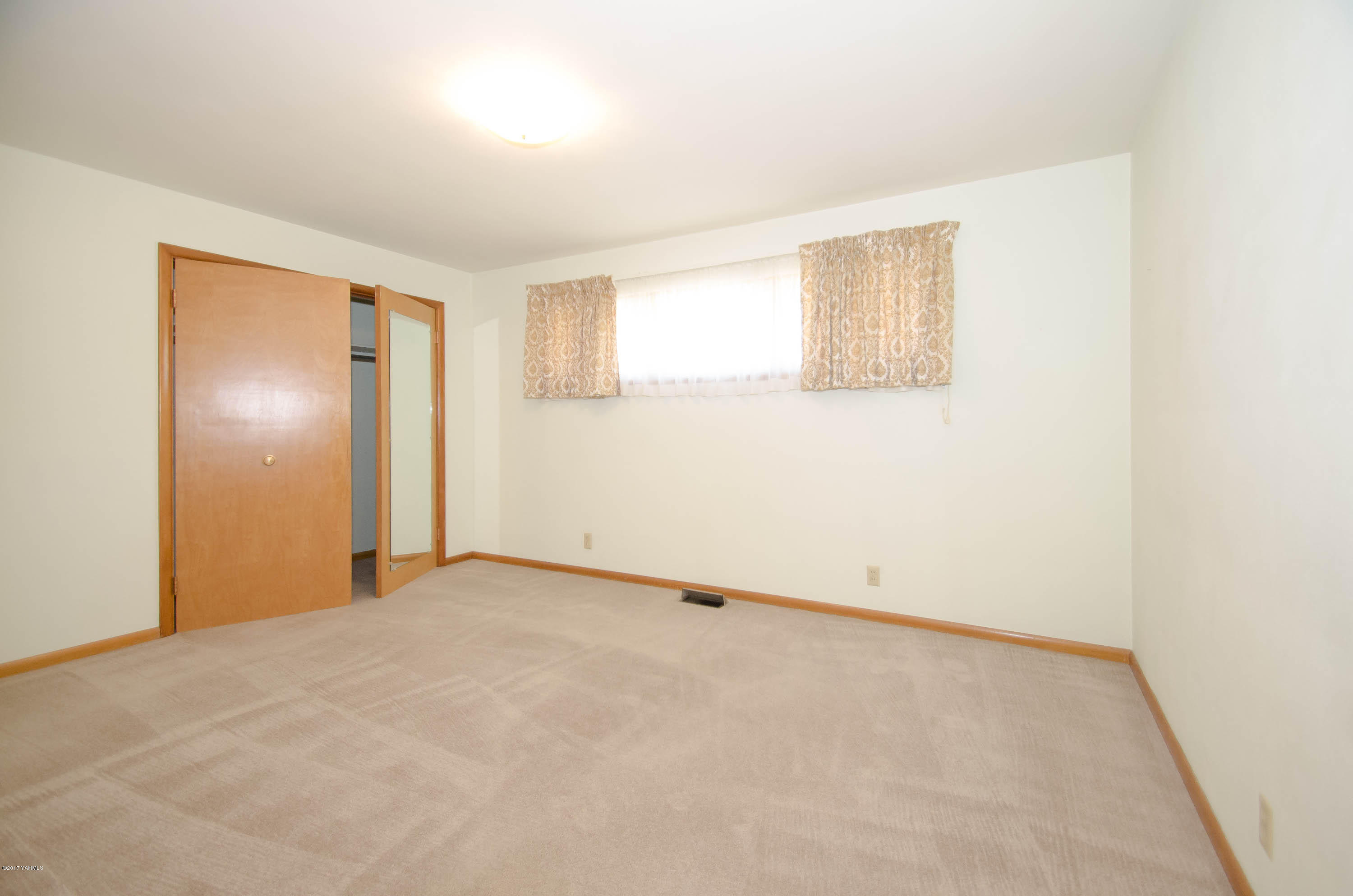 3591 Harrah Road Harrah, WA 98933 - Photo 11 of 20 an empty room with windows