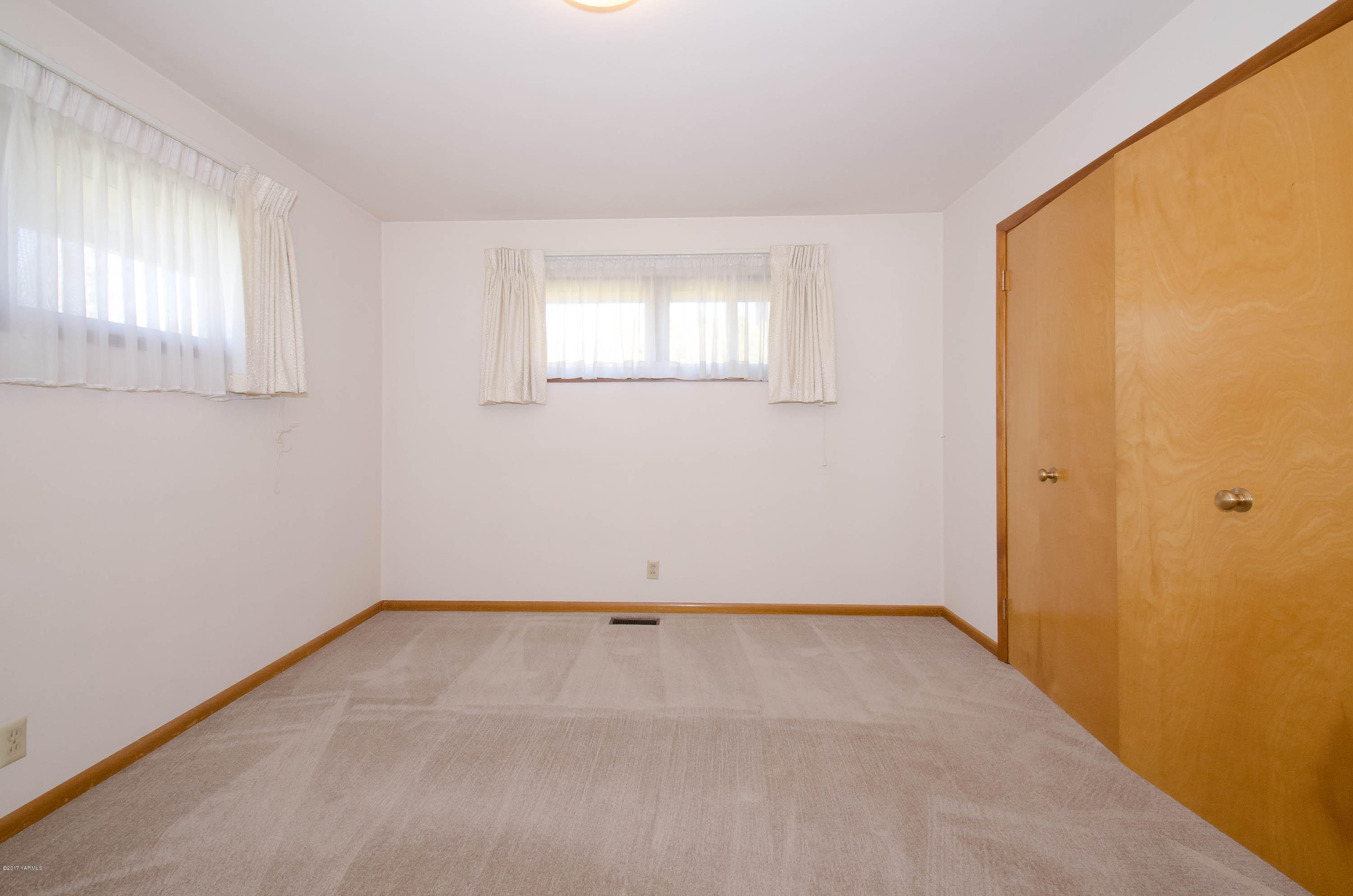 3591 Harrah Road Harrah, WA 98933 - Photo 12 of 20 an empty room with a window