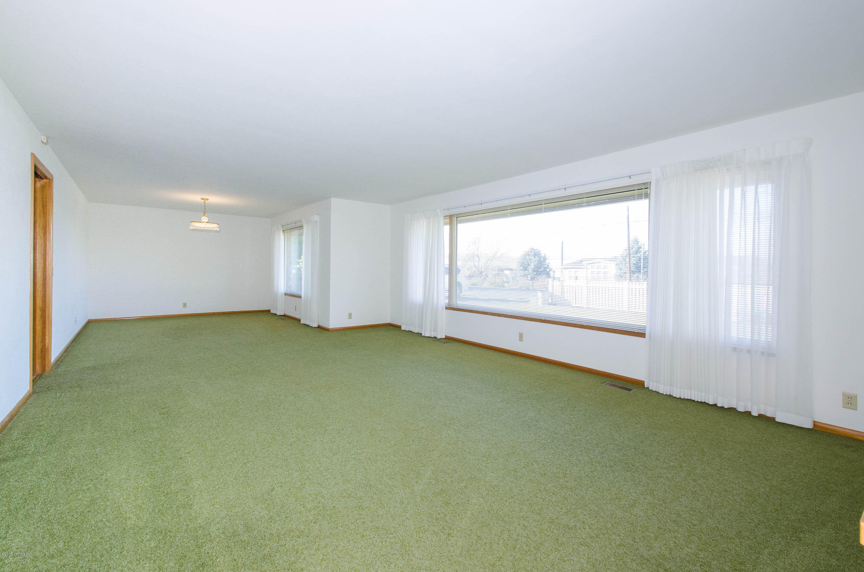 3591 Harrah Road Harrah, WA 98933 - Photo 3 of 20 an empty room with windows