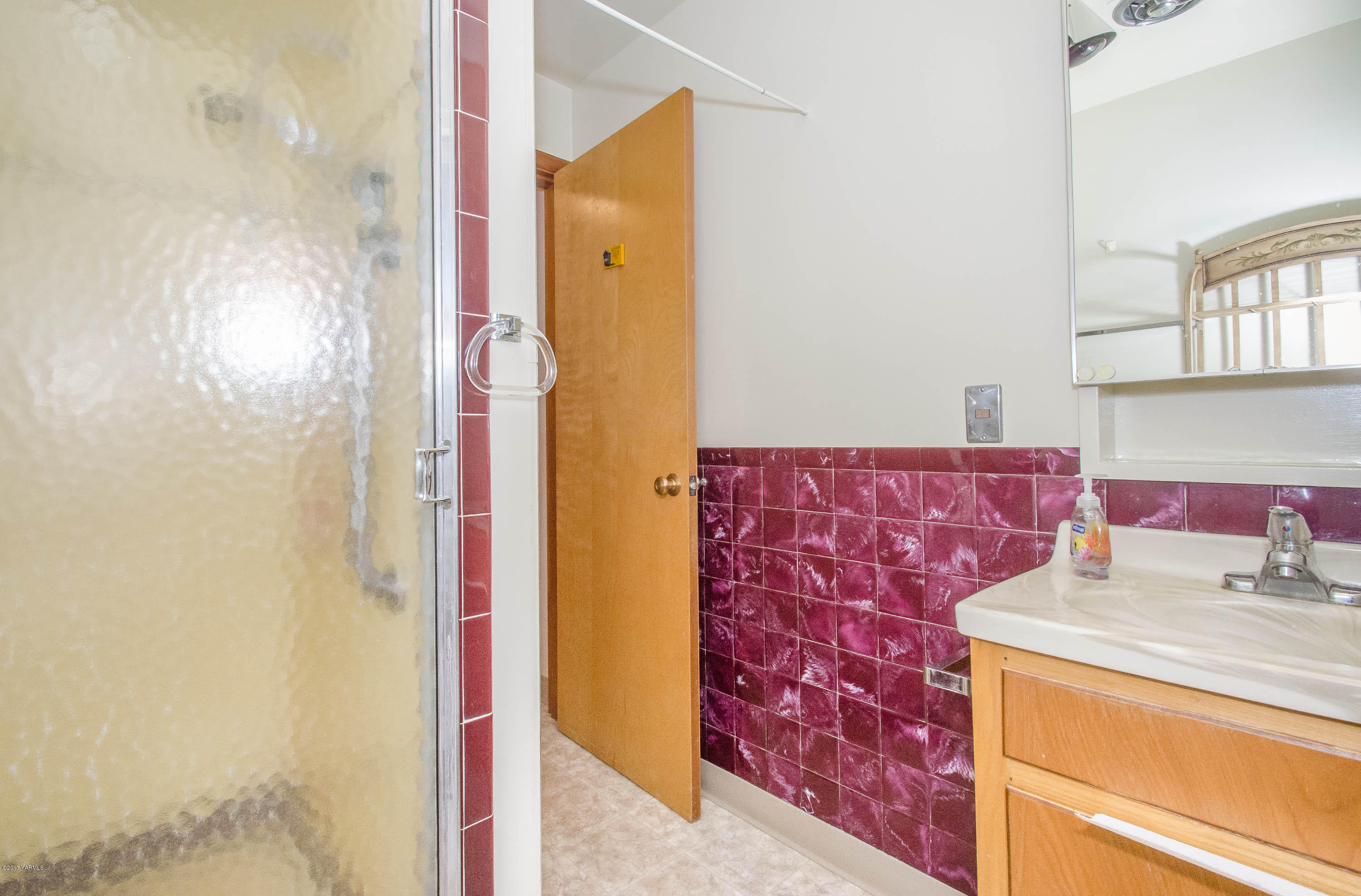 3591 Harrah Road Harrah, WA 98933 - Photo 9 of 20 a bathroom with a sink and a mirror